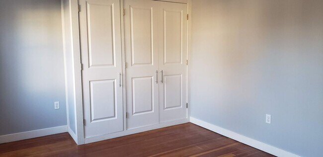 Building Photo - Strathmore Rd