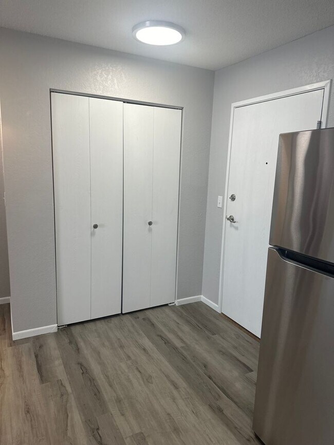 Building Photo - Spacious first floor one bedroom with mode...