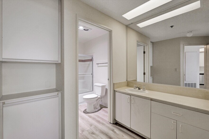 Building Photo - 10601 Wilshire Blvd