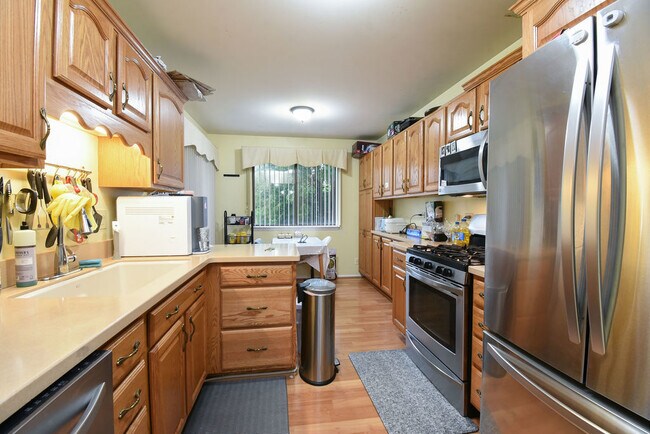 Building Photo - 274 Elmwood Ln