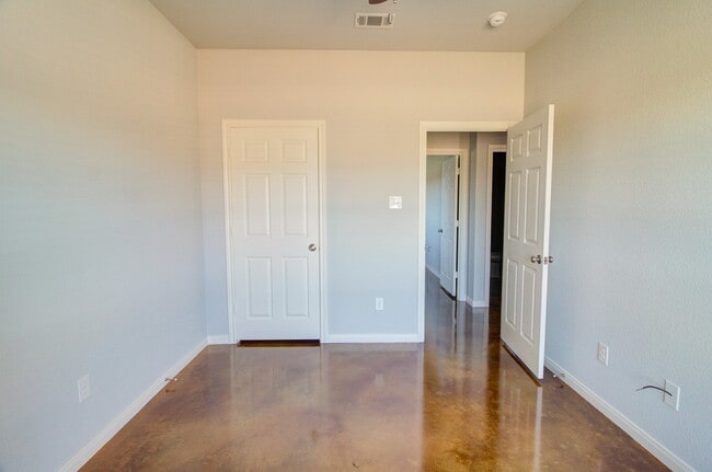 Building Photo - China Spring 4-Bedroom