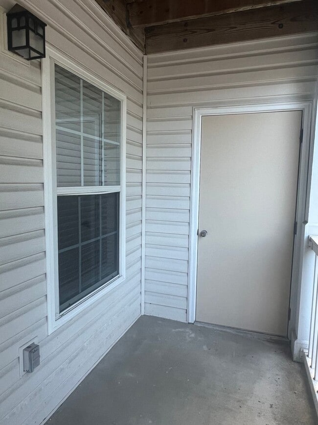 Building Photo - Great first floor unit at  Reserve at Wood...