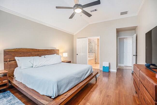 Building Photo - 618 Bay Oaks Dr