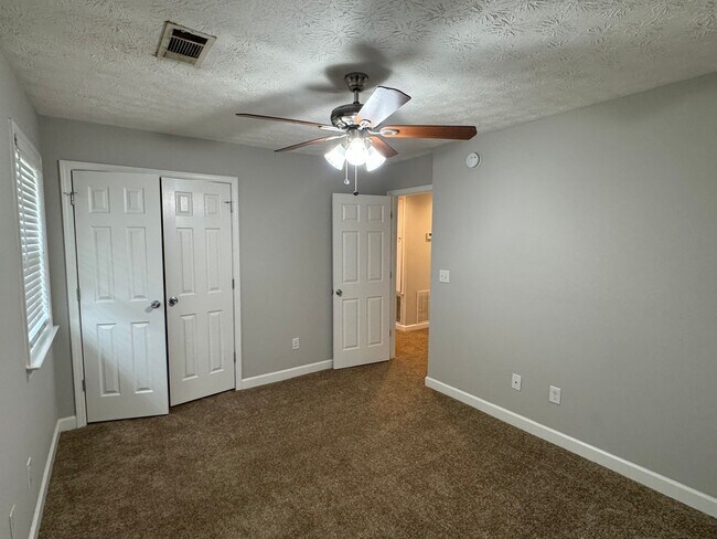 Building Photo - Lovely Brick Home!