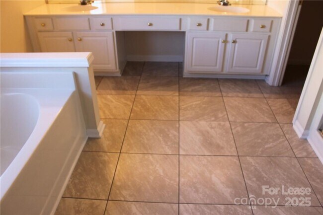 Building Photo - 2715 Old Ironside Dr