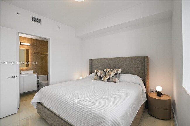 Building Photo - 700 NE 24th St