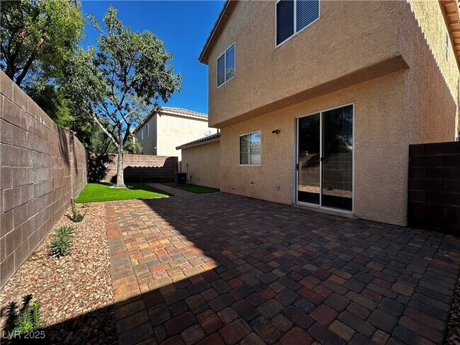 Building Photo - 2649 Heathrow St