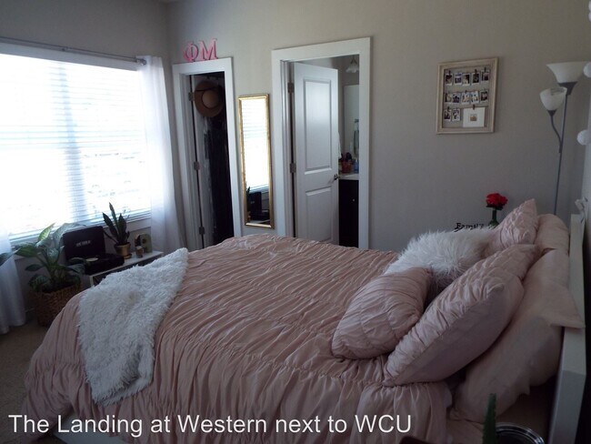 Building Photo - 5 br, 5.5 bath Room For Rent - 1 Landing Lane