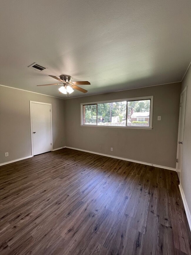 Building Photo - 3 bed 2 bath Home for Rent in Monroe | Pel...