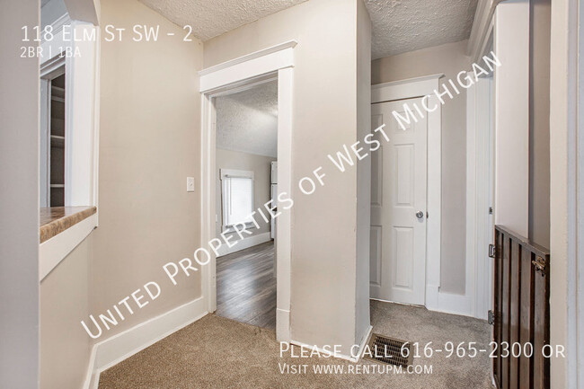 Building Photo - Available Now | Cute 2 Bedroom, 1 Bath Upp...