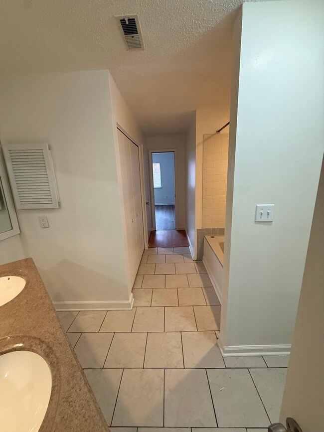 Building Photo - Beautiful South Charlotte Condo For Rent