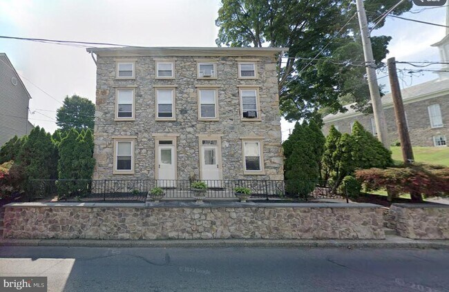 Primary Photo - 667 Easton Rd