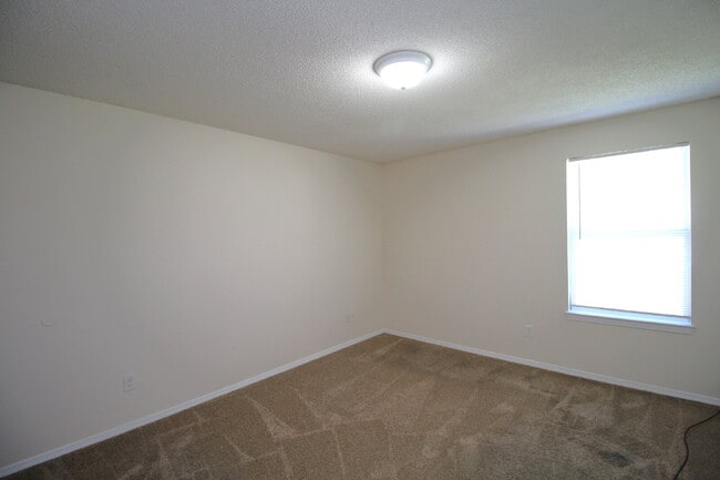 Building Photo - 3 Bedroom Home Near Blue Angel Pkwy – Spac...