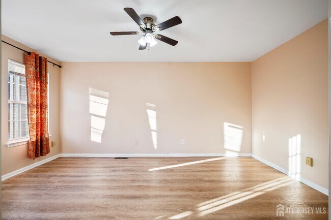 Building Photo - 11 Windsong Cir