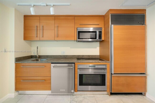 Building Photo - 475 Brickell Ave