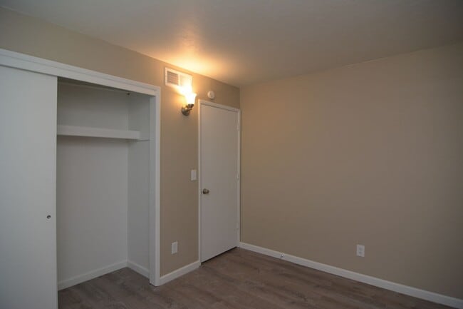 Building Photo - 2 Bedroom 1 Bath Apartment! Close to the U...