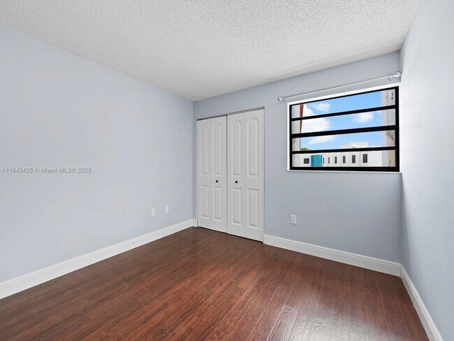 Building Photo - 1820 W 53rd St