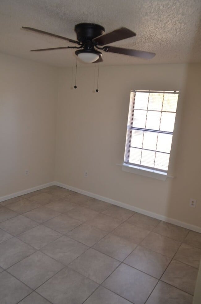 Building Photo - Country setting