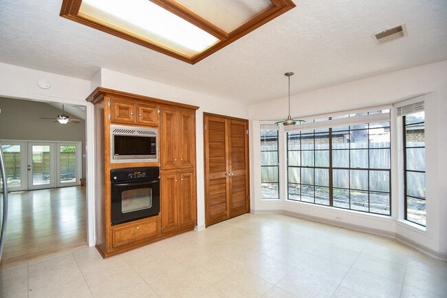 Building Photo - 15803 Lakedale Dr