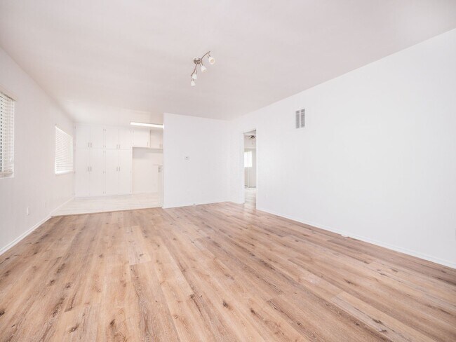 Interior Photo - 10832 Charnock Rd