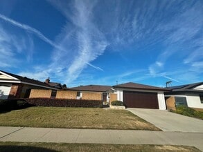 Building Photo - Spacious 4-bedroom, 2.5-bath Home Fountain Valley