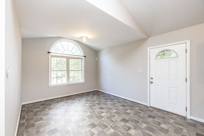 Building Photo - Spacious home in Hopewell