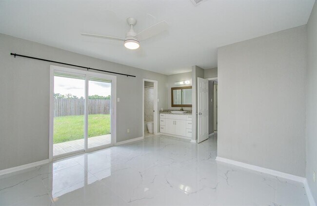 Building Photo - 326 Fair Oak Dr