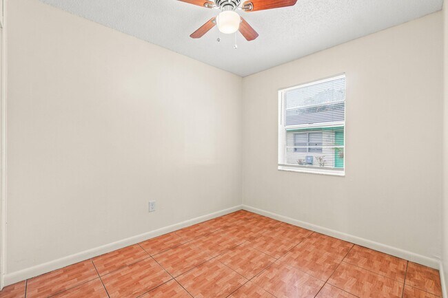 Building Photo - 4881 Gulfstream Rd