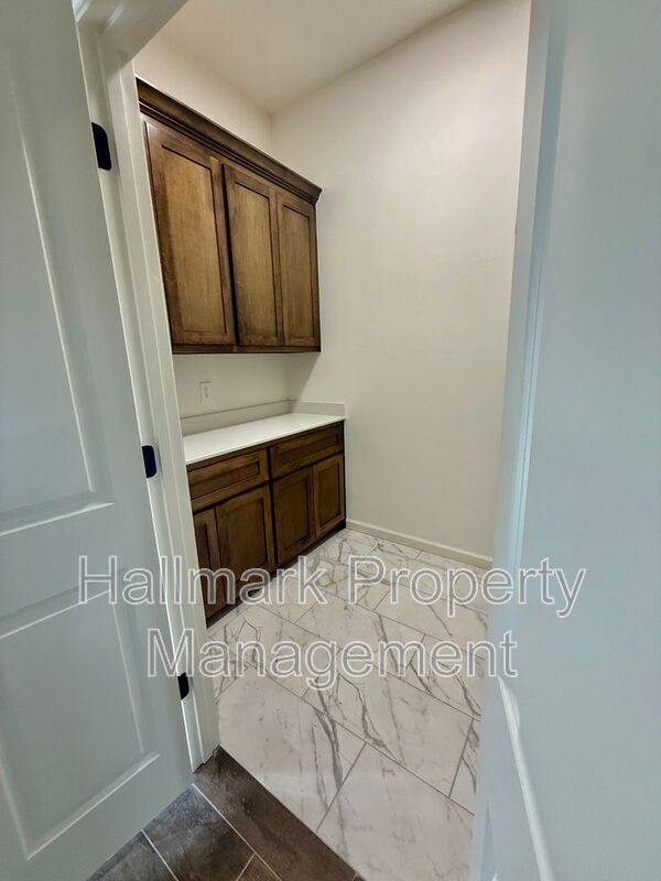 Building Photo - 627 Trails End Dr