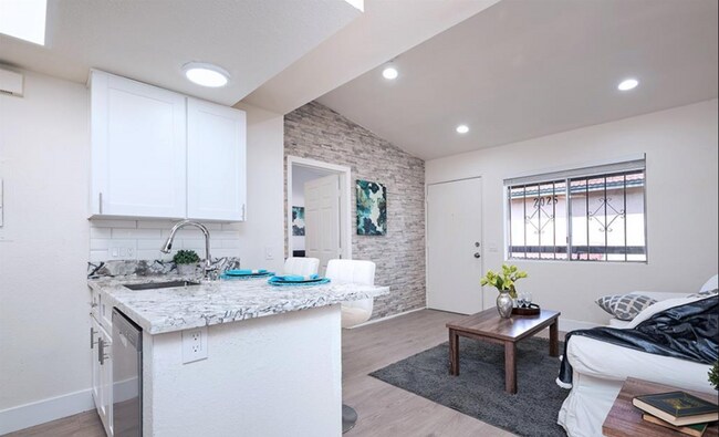 Building Photo - 1 Bed / 1 Bath Apartment for Rent in San Ysidro – $1,750/mo