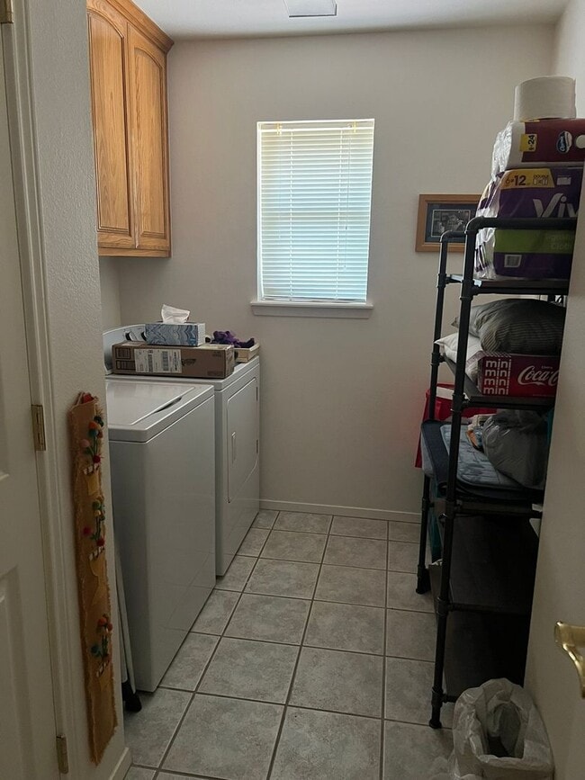 Building Photo - FULLY FURNISHED MID TERM LEASE