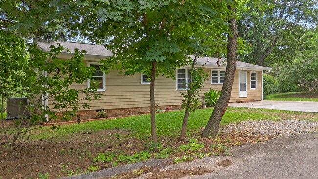 Building Photo - 3005 Pine Dr NE