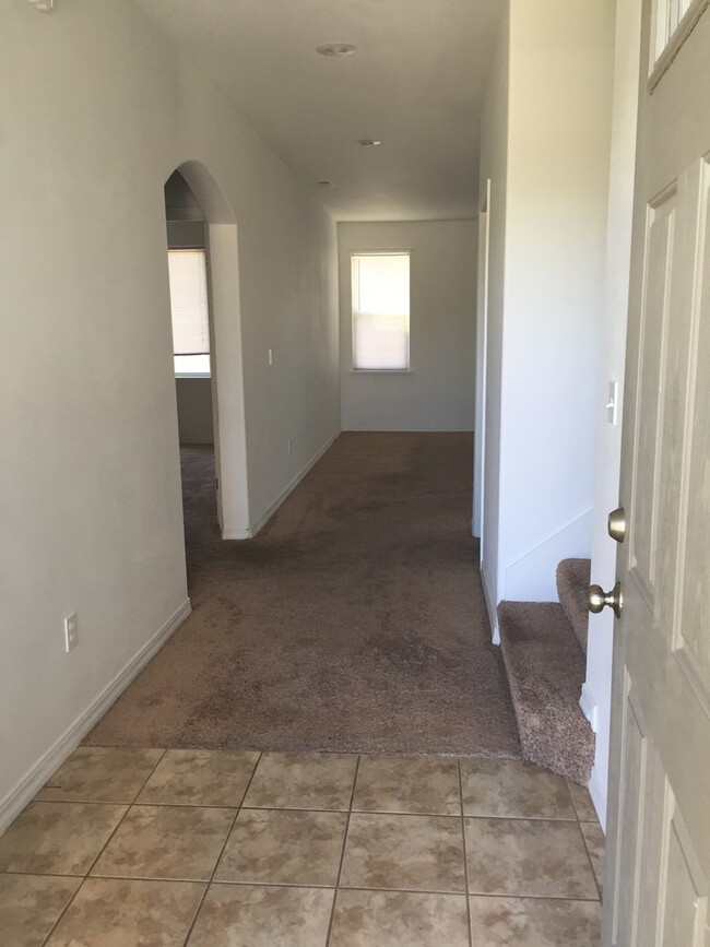 Building Photo - 4 Bedroom home for rent in Moses Lake