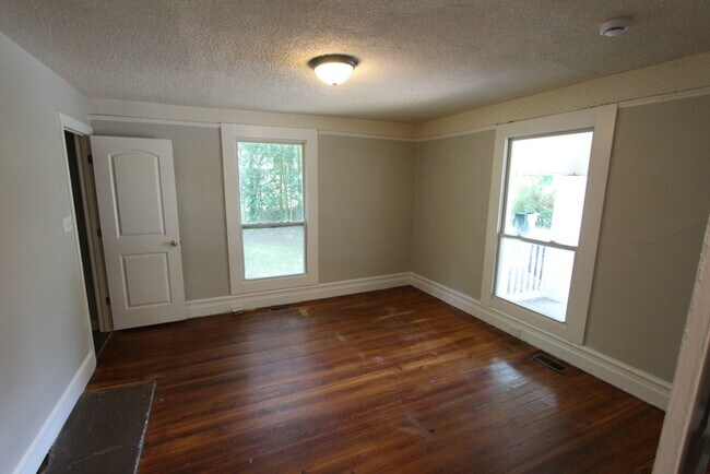 Building Photo - 442 Hall St