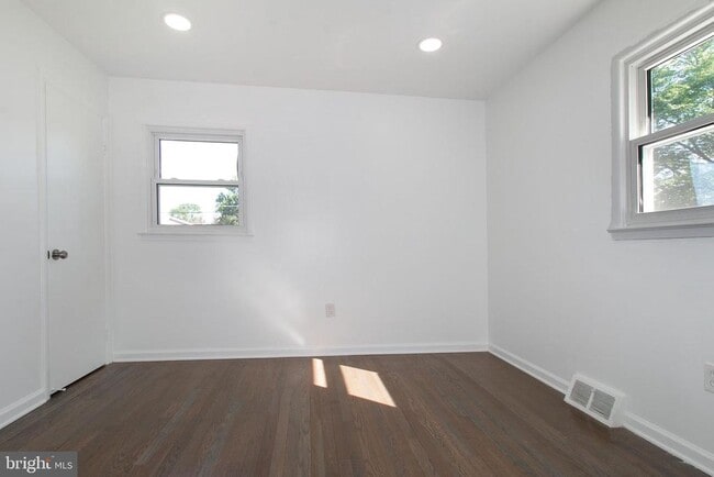 Building Photo - 9802 Lomond Dr