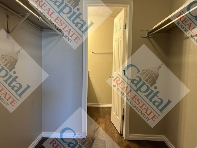 Building Photo - Charming 3 Bedroom