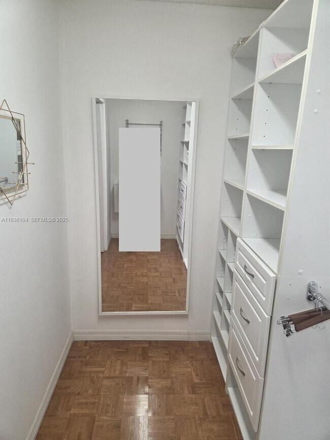 Building Photo - 800 Parkview Dr