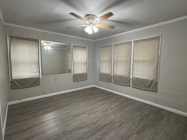 Building Photo - 304 N Rockingham Ave