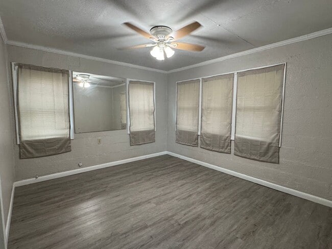 Building Photo - Charming 1-Bedroom, 1-Bath Home Near Downtown Tavares - Lawn Care Included!