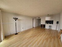 Building Photo - 9360 Fontainebleau Blvd