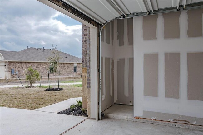 Building Photo - 132 Shiner Ln