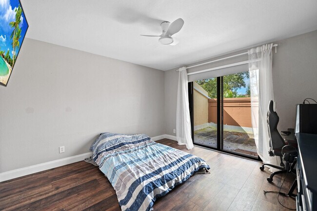 Building Photo - 6187 Laurel Ln