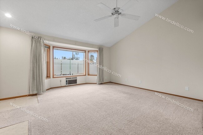 Building Photo - Queen Jeanette Apartments — Beautiful & Spacious Upstairs 2BR/1BA with Vaulted Ceilings, Gas Fire...