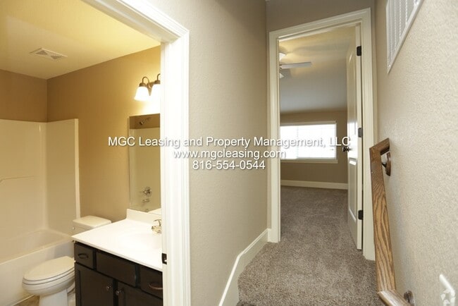 Building Photo - Main-Level Primary Suite in Eagle Creek Townhome