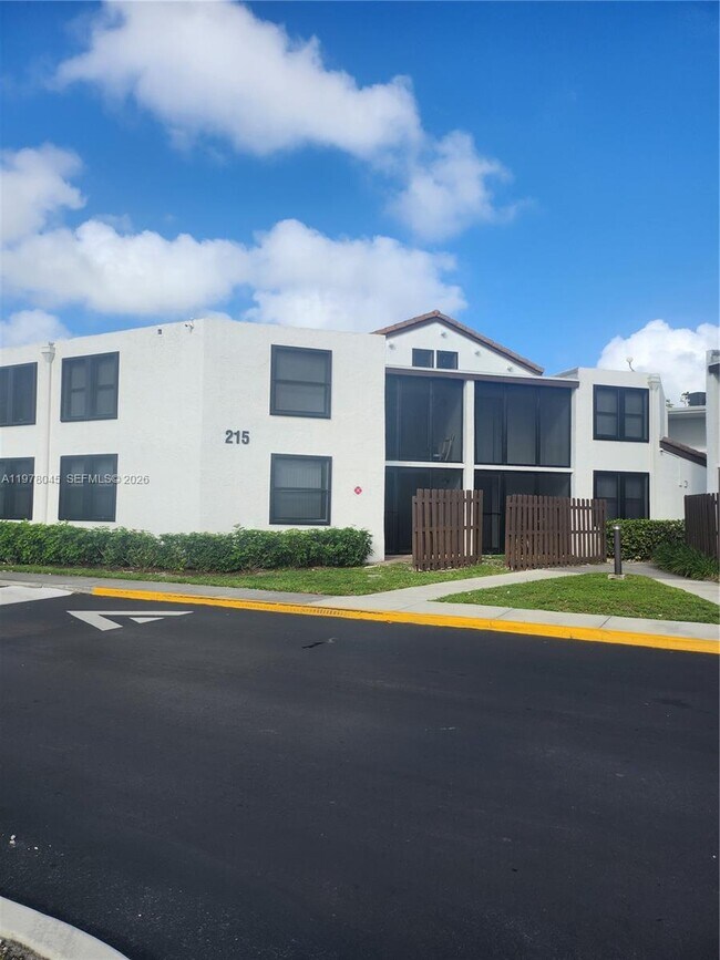 Building Photo - 215 Lake Pointe Dr