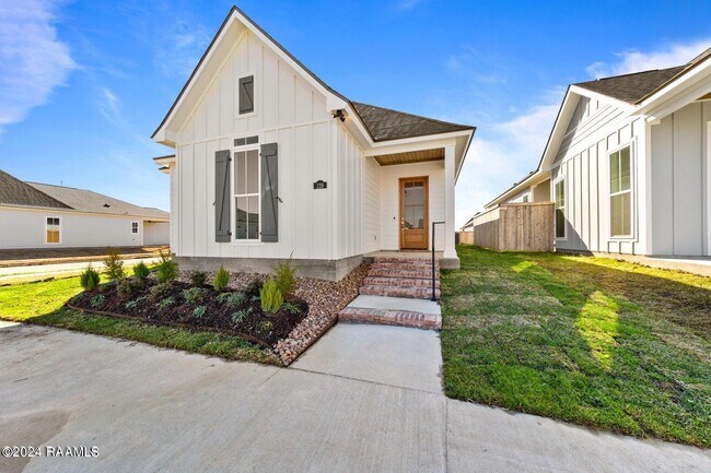 Building Photo - 128 Oak Village Dr