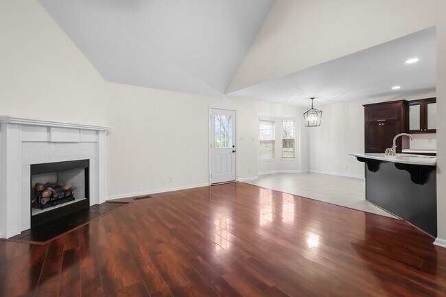 Building Photo - 3817 Roscommon Way