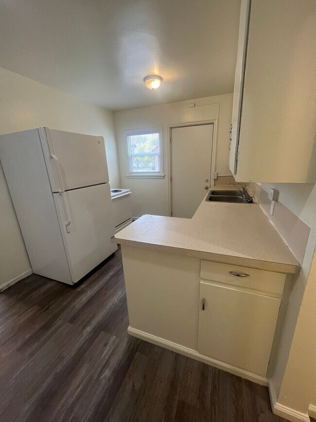 Building Photo - 1024-1026 E Bridger St