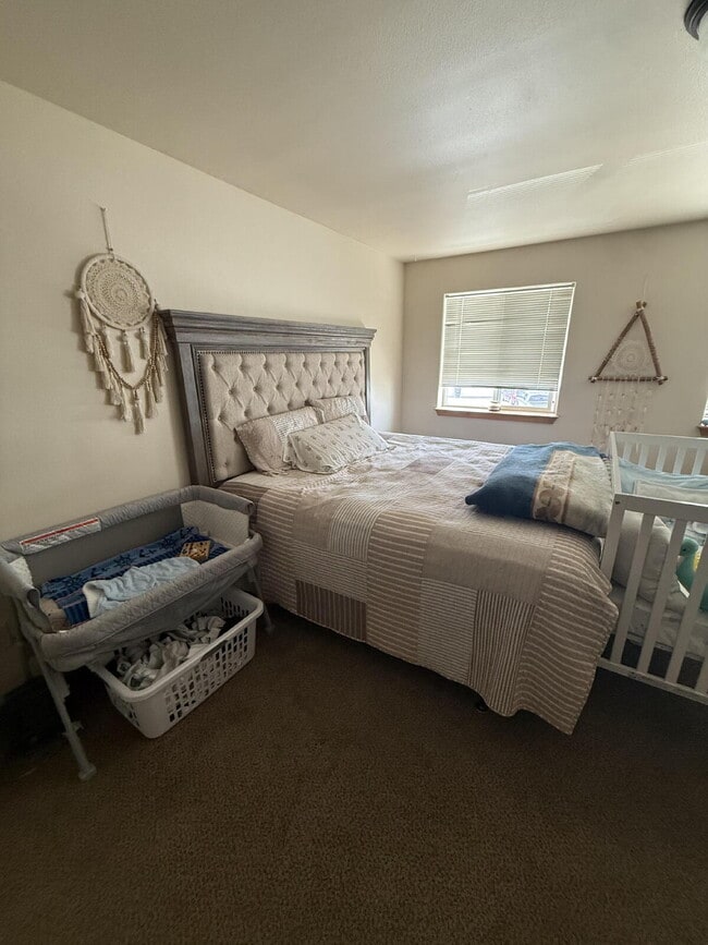 Building Photo - "Spacious 3-Bed & 2.5 Baths in 1700 Sq Ft!"
