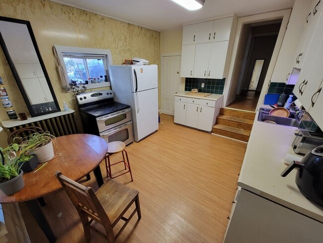 Building Photo - AVAILABLE JUNE - 3 Bed 1 Bath w/ Private Fenced Yard - $250 Off First Months Rent!